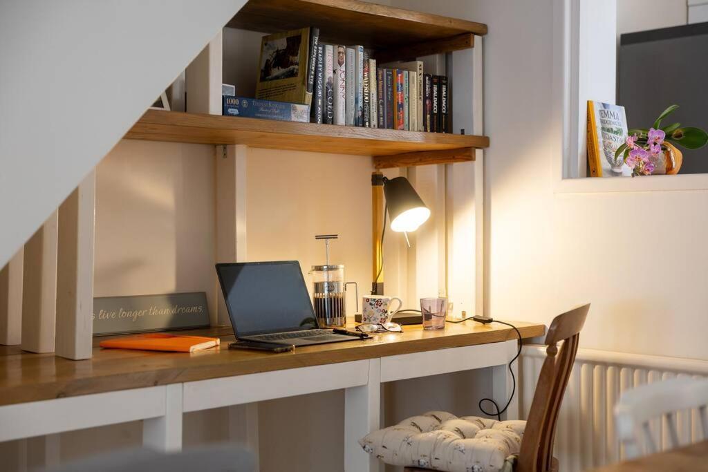 Pure B - Welcoming 3 Bed House Free Parking & Wifi Casa vacanze